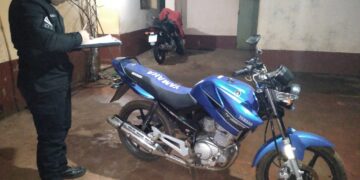 Merodeaban un vecindario al mando de una moto robada y fueron detenidos en plena huida