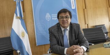 Funcionarios, gremios y empresarios se reúnen para definir la actualización del salario