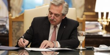 El Presidente firmó el decreto para el Programa “Puente al Empleo”