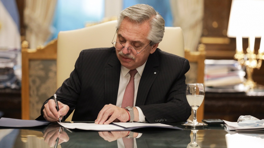 El Presidente firmó el decreto para el Programa “Puente al Empleo”