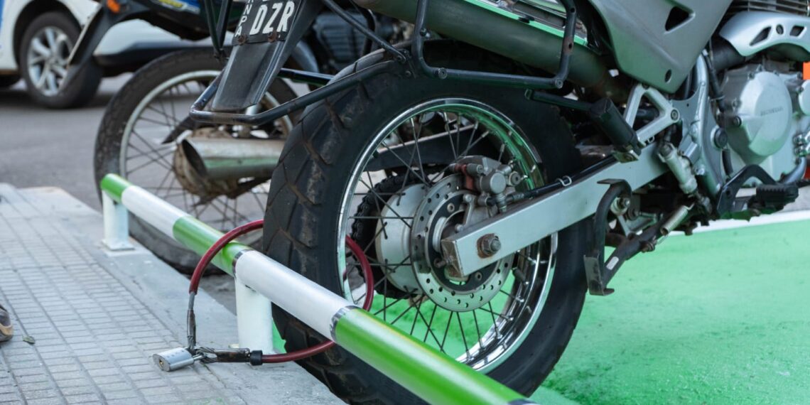 Colocan palenques de seguridad para el estacionamiento de motos
