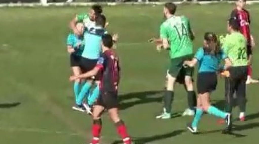 Suspendieron de por vida al jugador que agredió a la árbitra