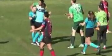 Suspendieron de por vida al jugador que agredió a la árbitra