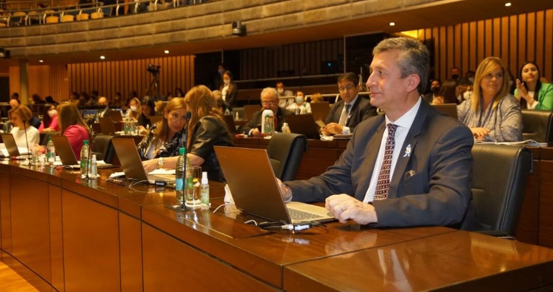 Cuota alimentaria: proponen que se retengan sueldo de empleado público en forma automática