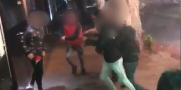 Se pelearon a trompadas en la parada de colectivos y terminaron presos