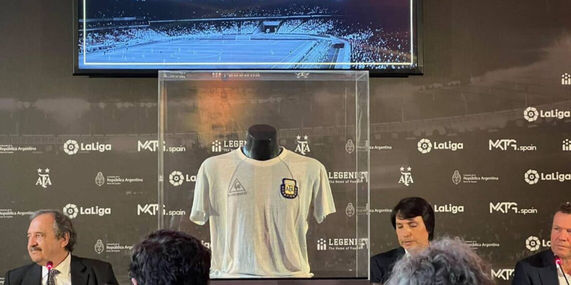 La camiseta con la que Maradona jugó la final del ‘86 vuelve a la Argentina