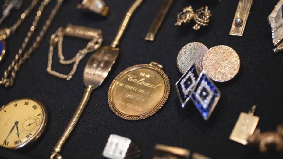 Subastarán una colección de joyas de Elvis Presley
