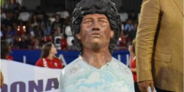 Los memes de la peculiar escultura de Diego Maradona en el homenaje del que participó Claudio “Chiqui” Tapia