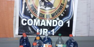 Contrabandeaban botellas con combustible escondidas en los paneles de las puertas de un vehículo