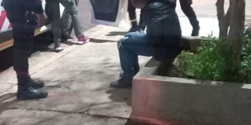 Policías rescataron a un hombre desvanecido en una vivienda tras un principio de incendio en Posadas
