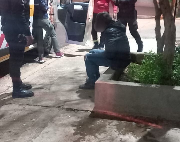 Policías rescataron a un hombre desvanecido en una vivienda tras un principio de incendio en Posadas