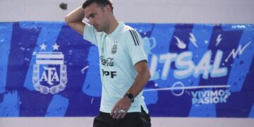 Scaloni viajó a Europa y sufre por el partido ante Brasil: “Me parece insólito”