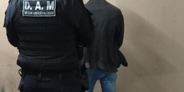 Detuvieron a un joven que intentó robar elementos de varios automóviles