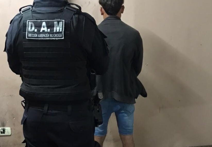 Detuvieron a un joven que intentó robar elementos de varios automóviles