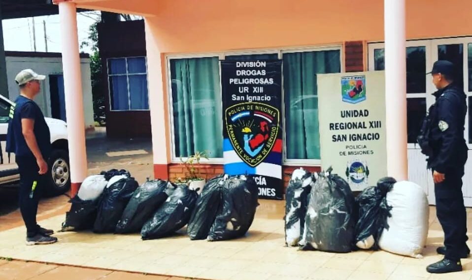 Incautaron más de 100 kilos de droga ocultas debajo de un puente