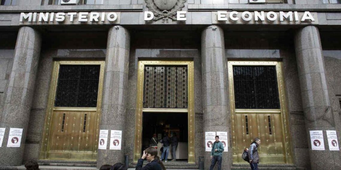 Massa profundiza el recorte del gasto para cumplir con las metas con el FMI