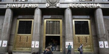 Massa profundiza el recorte del gasto para cumplir con las metas con el FMI