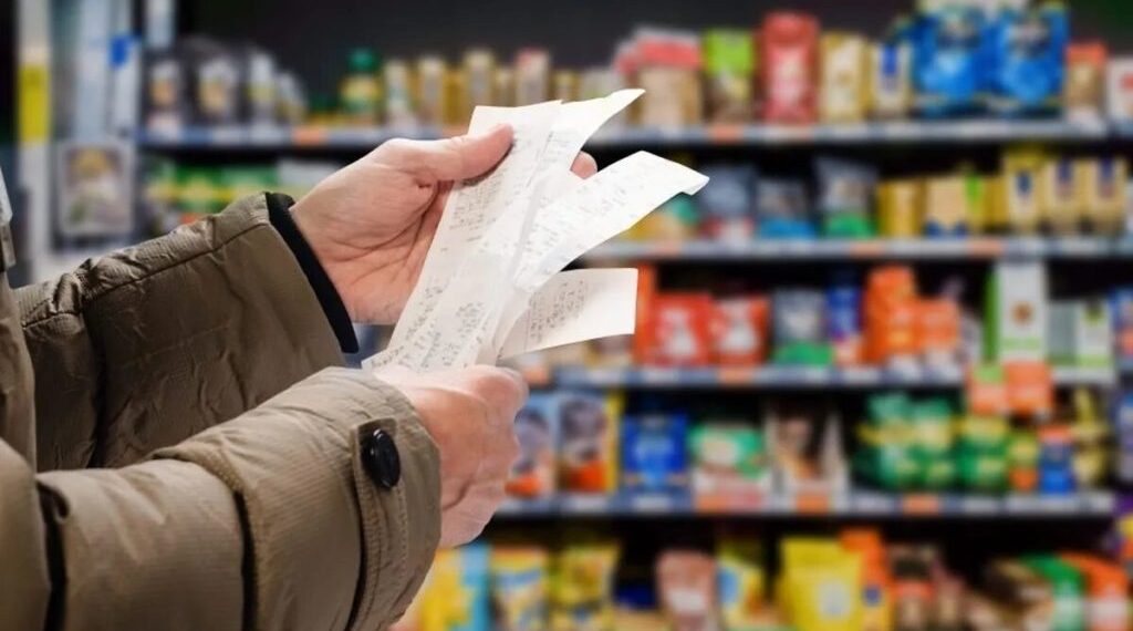 Canasta básica saltó 7,6% en agosto: una familia tipo necesitó $119.757 para no ser pobre