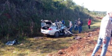 Un herido grave tras fuerte choque entre un auto y un camión￼￼