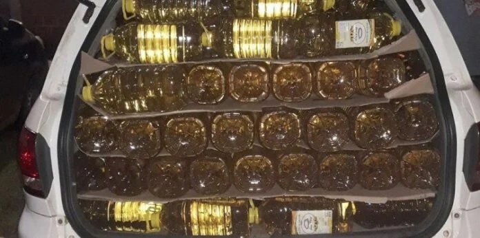 Retuvieron dos autos con patente paraguaya repletos de aceite girasol