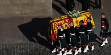 Reino Unido: miles de personas hacen largas colas en Londres para poder despedir a la reina Isabel II