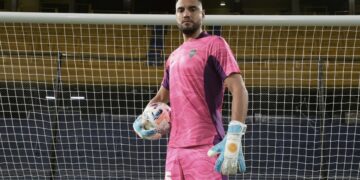 Sergio Romero se lesionó la rodilla y no podrá debutar en Boca