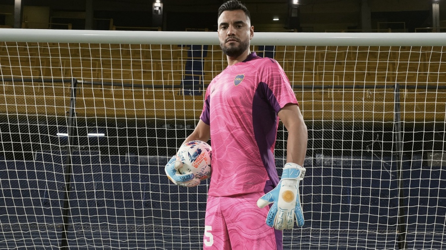 Sergio Romero se lesionó la rodilla y no podrá debutar en Boca