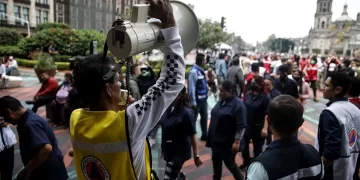 Un fuerte sismo sacudió México y provocó un muerto: coincidió con el aniversario de dos terremotos trágicos