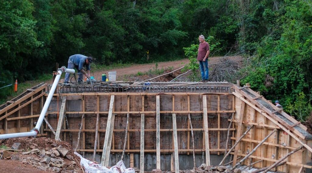 Construyen un nuevo puente en Mojón Grande