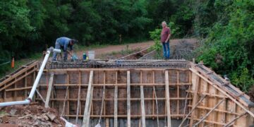 Construyen un nuevo puente en Mojón Grande