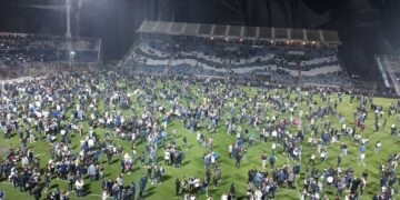 El partido entre Boca y Gimnasia fue  suspendido por graves incidentes: un hincha murió y hubo más de 100  heridos por los disturbios
