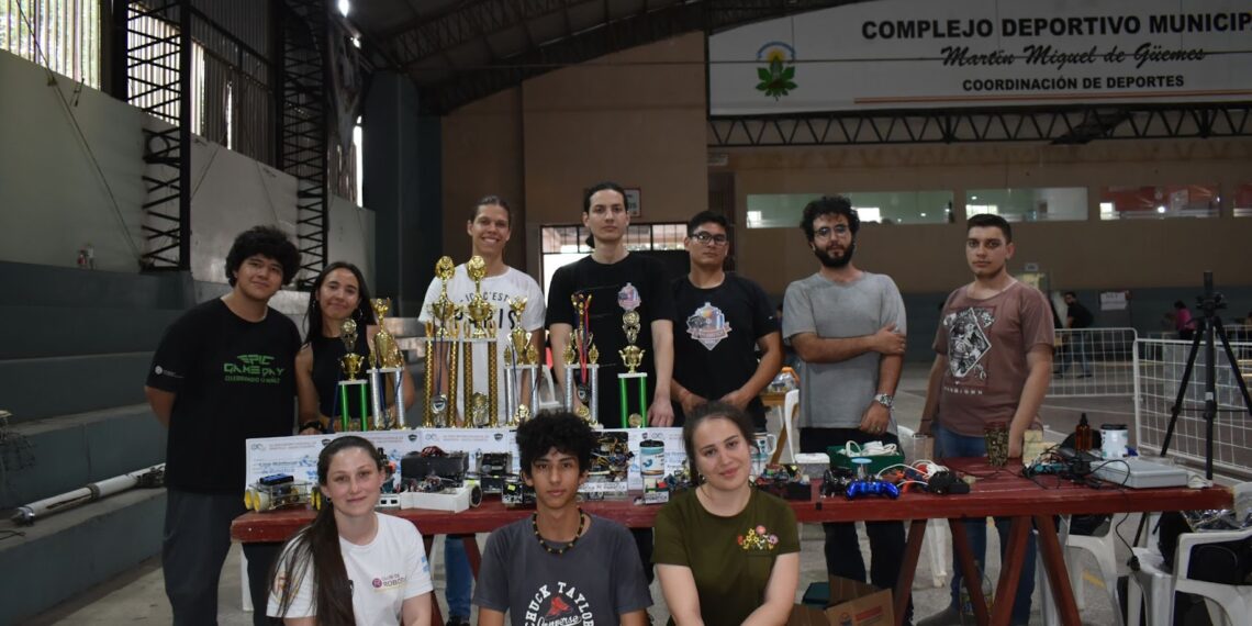 El equipo de la Escuela de Robótica se alzó con siete trofeos en la Liga Nacional de Robótica