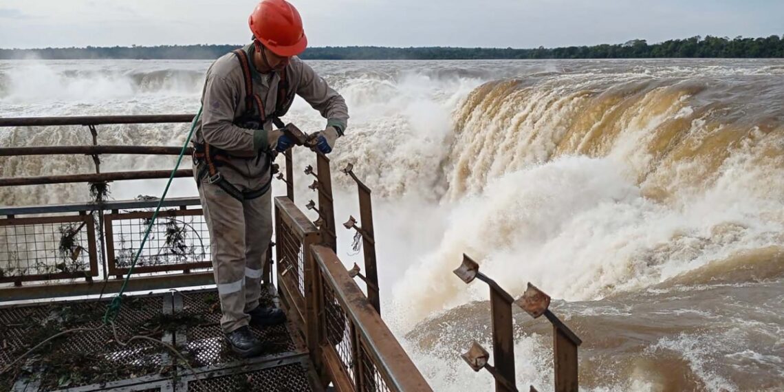 Las cataratas del Iguazú aumentaron su caudal de agua 10 veces por las lluvias
