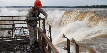 Las cataratas del Iguazú aumentaron su caudal de agua 10 veces por las lluvias
