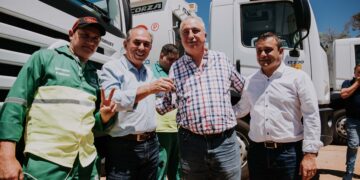 El Gobernador entregó 13 camiones y dijo que es una acción política que llegará a todos los municipios de la provincia