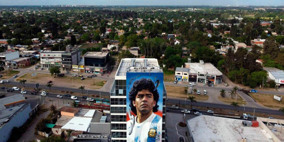 Un mural gigante de Maradona recibirá a quienes lleguen en avión a Ezeiza