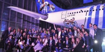 Aerolíneas presentó el avión que llevará a los hinchas al Mundial