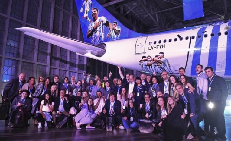 Aerolíneas presentó el avión que llevará a los hinchas al Mundial