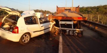 Automovilista chocó contra un camión estacionado en el puente sobre el arroyo Garupá