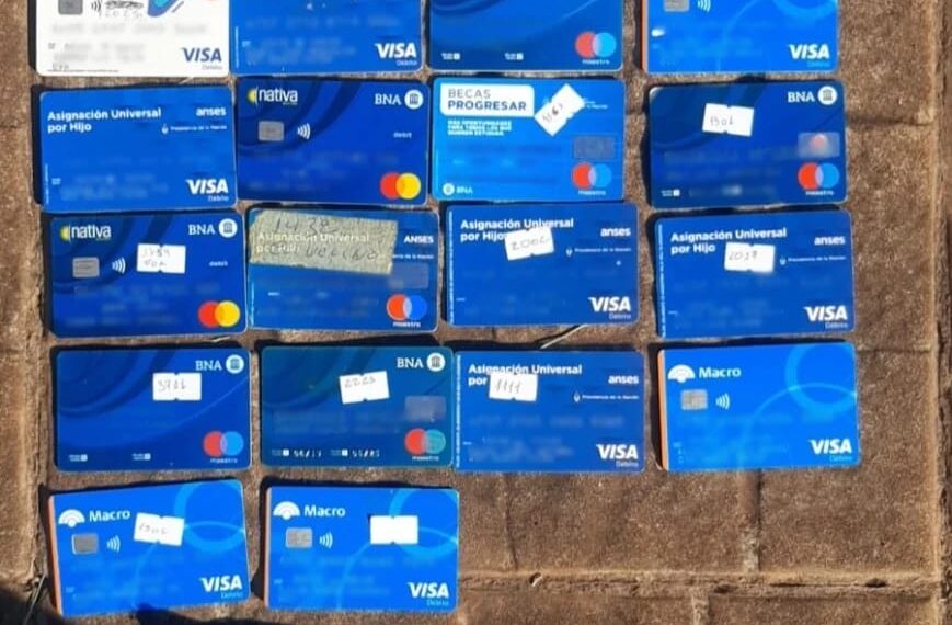 Cayó un hombre con 26 tarjetas de débito robadas en Garupá