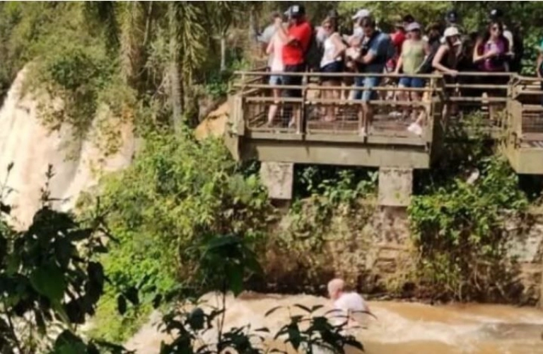 Búsqueda desesperada en Cataratas del Iguazú: un hombre cayó desde las pasarelas del Salto Bosetti