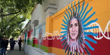 La misionera Juliana Quijano en el mural homenaje al personal de salud&nbsp;en el&nbsp;Malbrán