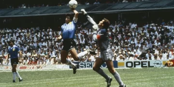 Subastarán la pelota con la que Diego Maradona convirtió los dos goles ante Inglaterra en el Mundial 86