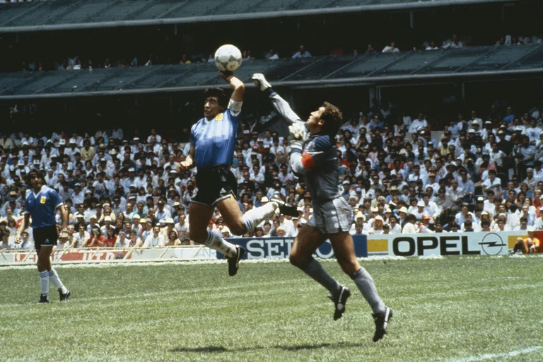 Subastarán la pelota con la que Diego Maradona convirtió los dos goles ante Inglaterra en el Mundial 86