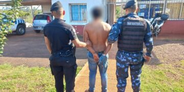 Subió a un remis, no pagó el pasaje y le robó el celular al chofer: terminó detenido