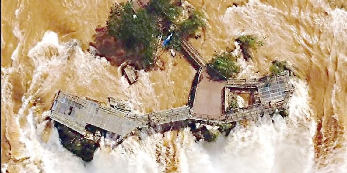 Iguazú triplicó su caudal e impide reparar el circuito Garganta