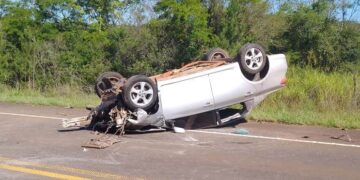 Despistó y volcó luego de intentar usar el celular mientras conducía