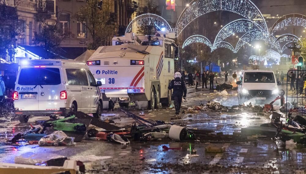 Disturbios en Bruselas tras la derrota de Bélgica: hinchas incendiaron autos y hubo choques con la policía