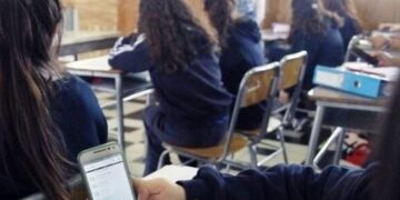 Catamarca: prohibieron el uso de celulares en todas las escuelas