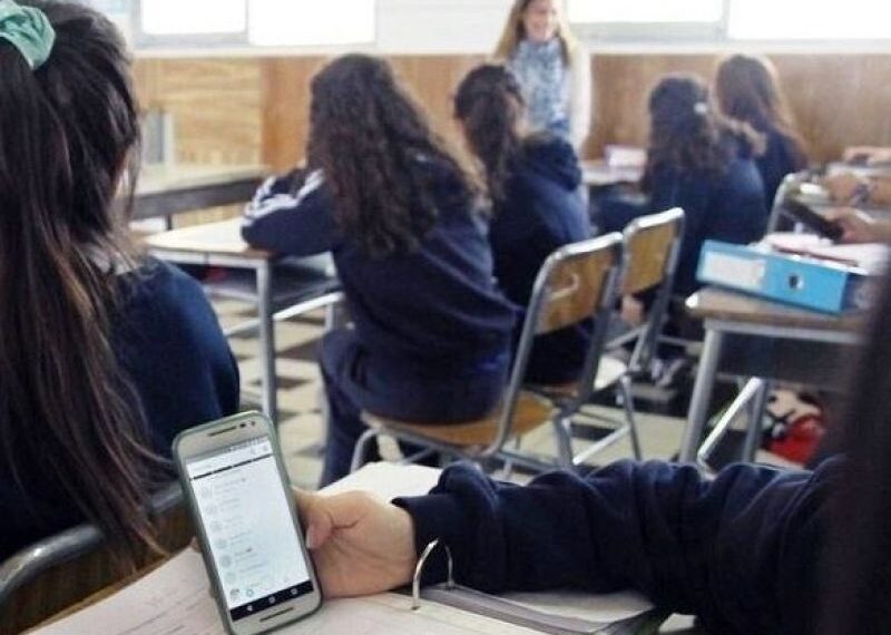 Catamarca: prohibieron el uso de celulares en todas las escuelas